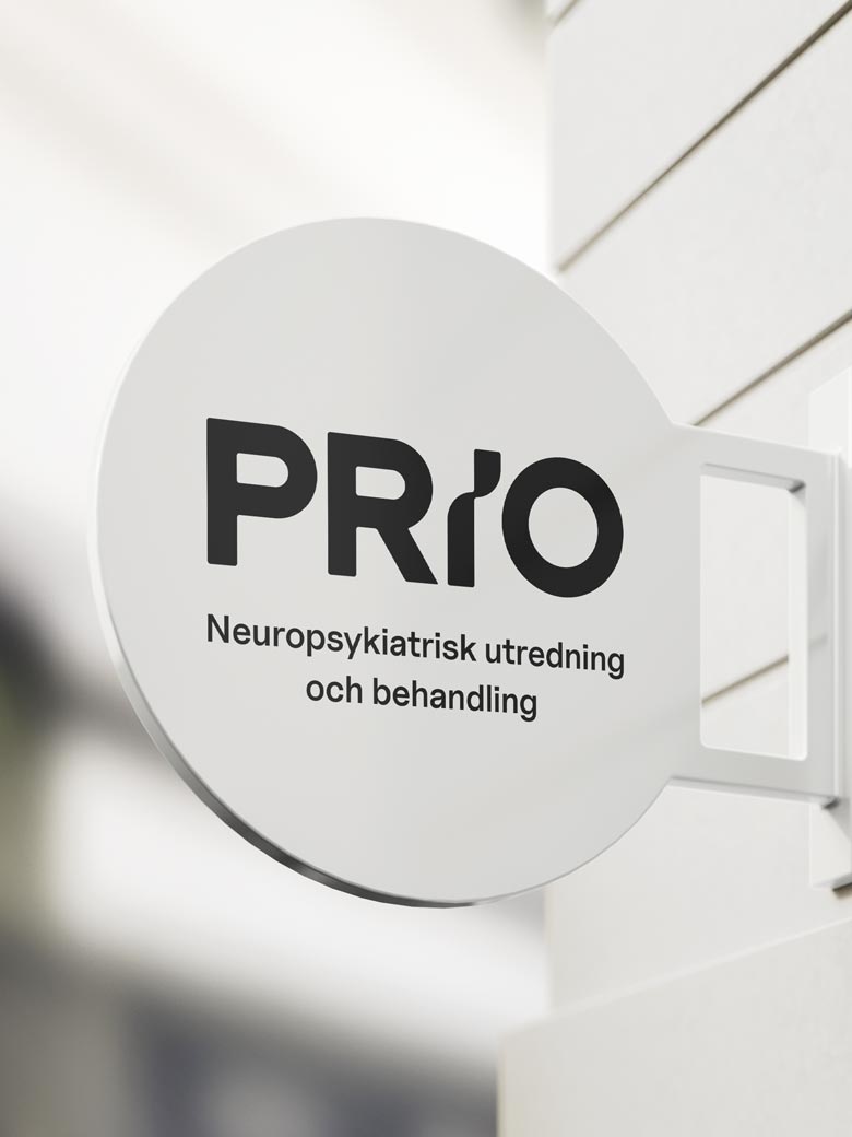 Prio - Fasadskylt